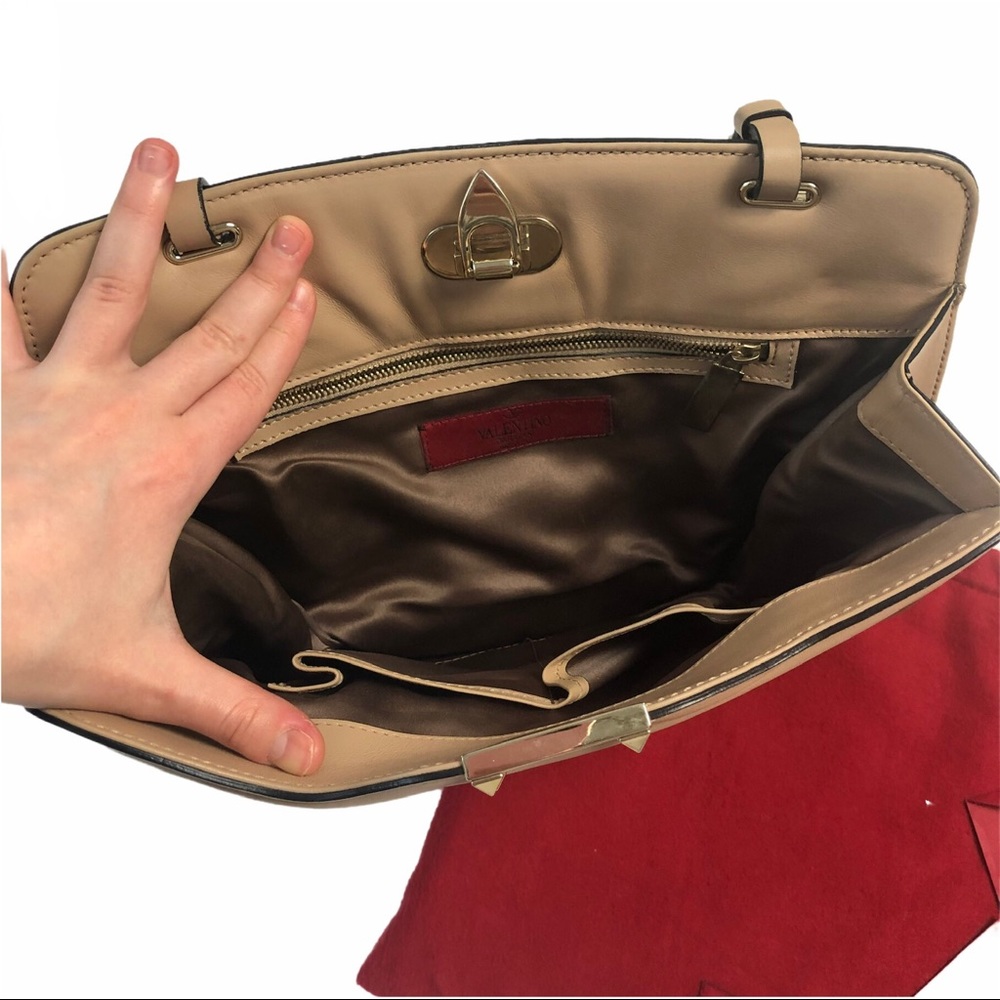 Valentino Garavani tan leather stud shoulder bag - Picture 4 of 7